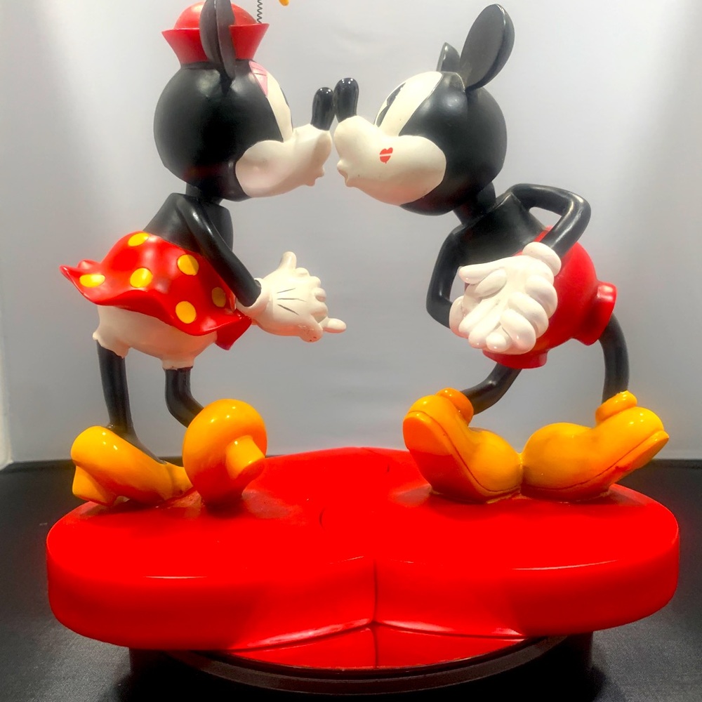 Mickey and Mini kissing hearts